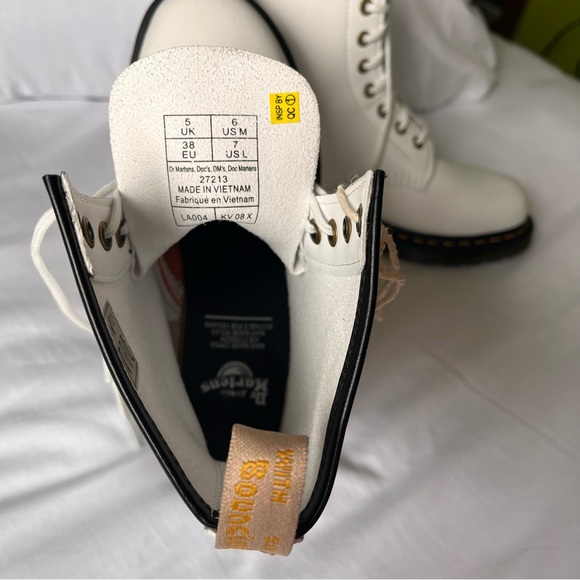 SOLD!!🧾🍒DOC MARTEN VEGAN LEATHER WHITE 1460 KEMBLE LACE UP BOOTS 7W/6M - Picture 7 of 15